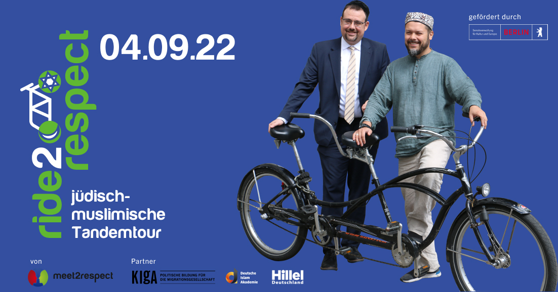 vor blauem Hintergrund stehen ein Imam und ein Rabbiner an einem Tandem-Fahrrad. Daneben das ride2respect-Logo und das Datum 4.9.22 sowie Schriftzug Jüdisch-muslimische Tandemtour.