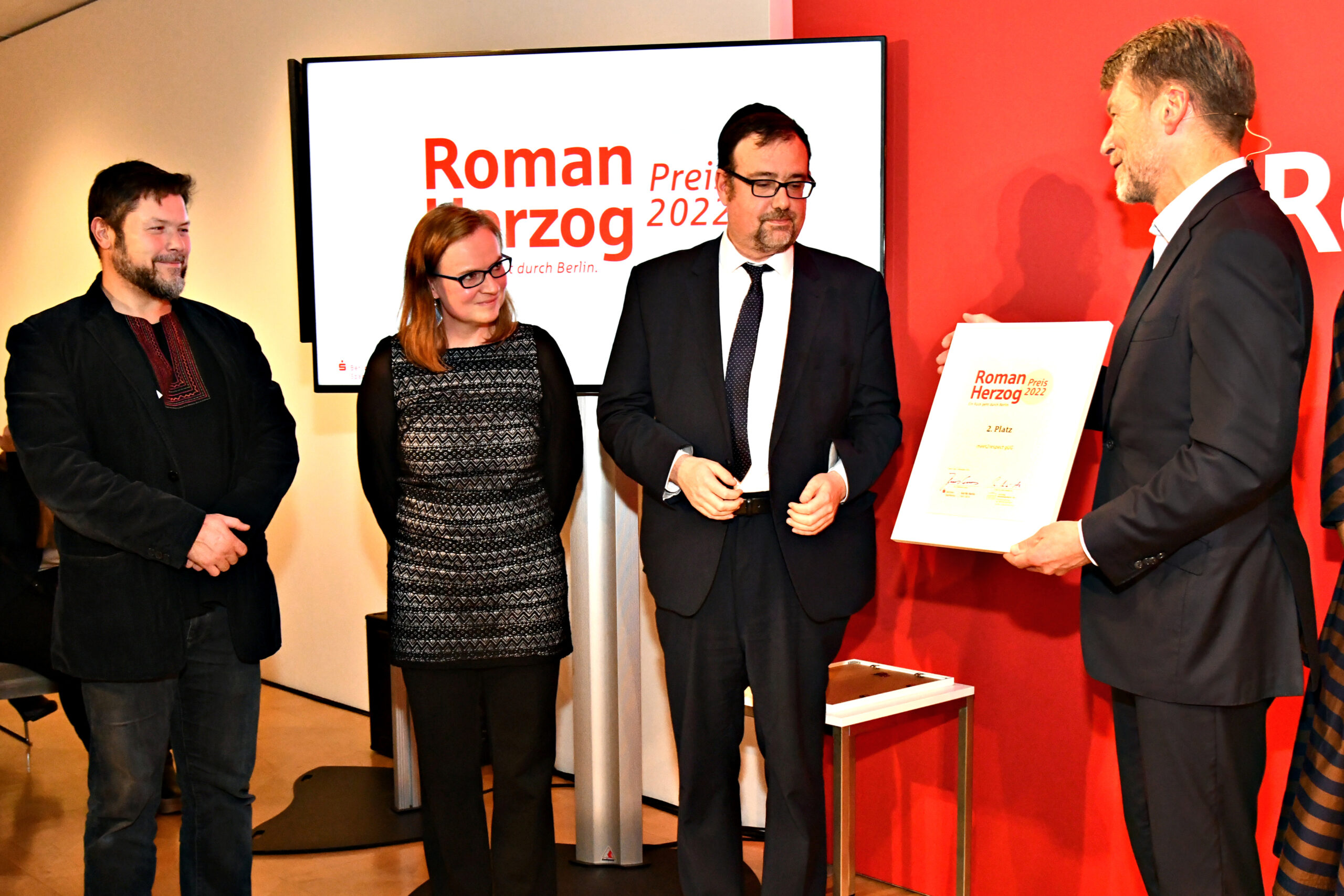 Urkunde Roman Herzog Preis wird an Teammitglieder von meet2respect überreicht